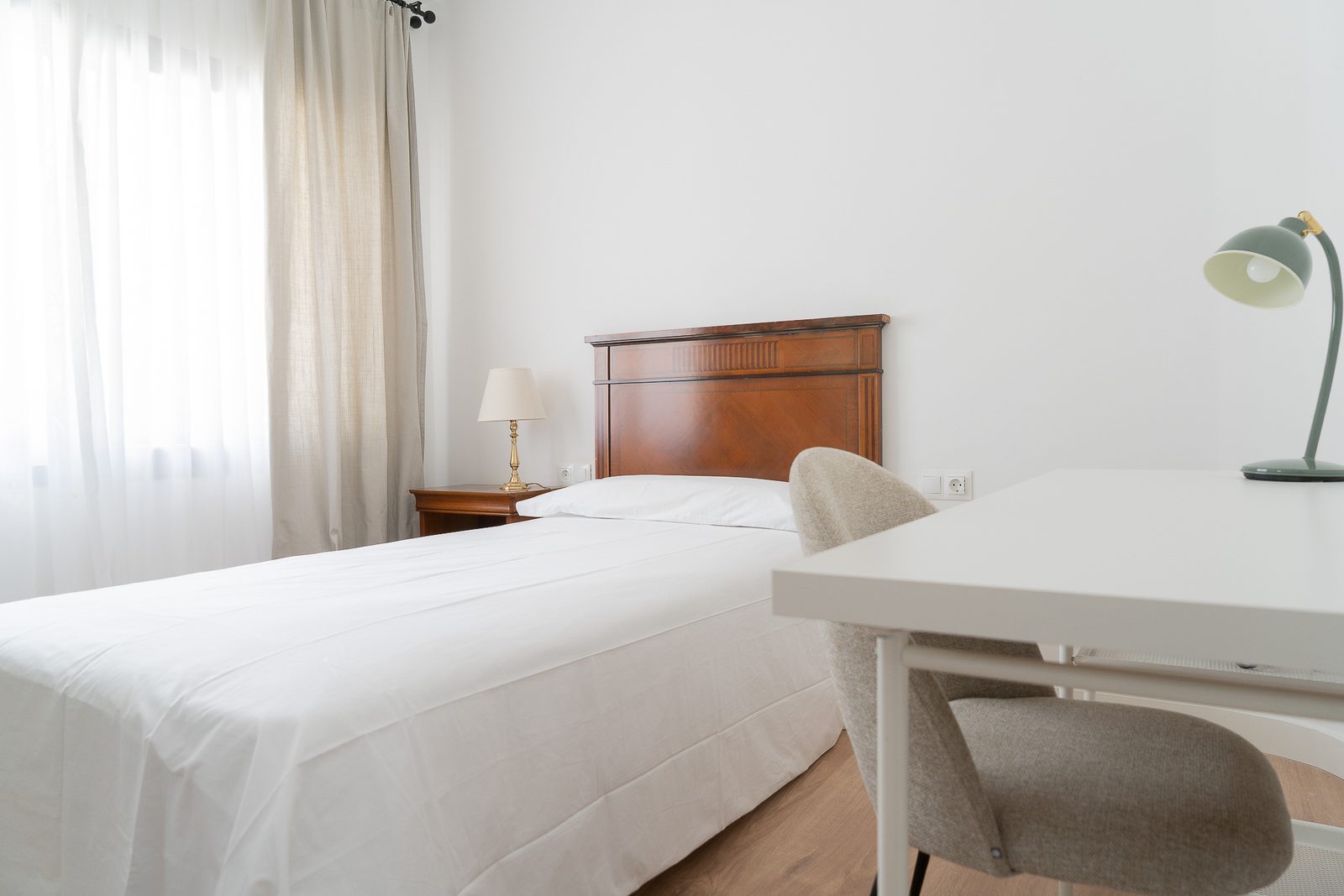 Habitación individual a estrenar con escritorio y baño en suite en el alojamiento Herrera Oria Living