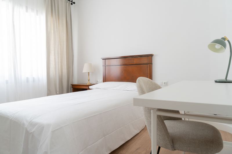 Habitación individual luminosa con escritorio