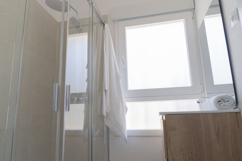 Habitación con escritorio, armario y baño en suite