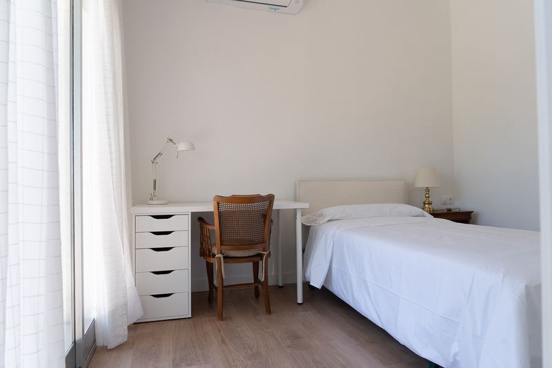 Habitación con zona de estudio