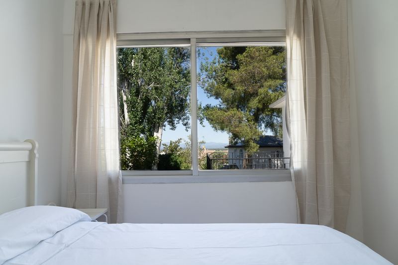 Habitación luminosa con vistas al jardín
